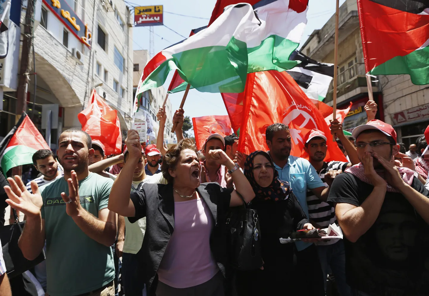 Palestiinlased möödunud kuul Palestiina ja Palestiina Vabastamise Rahvarinde lippe lehvitamas.