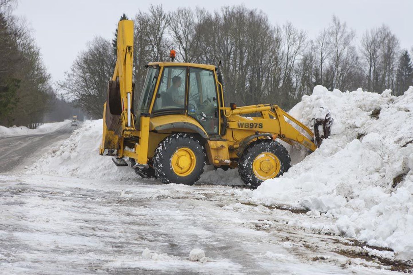 Iga lumesadu tähendab valdadele suurt kulu. Nädal tagasi töötas traktor Holstre lähedal teel, mis järjekordse tuisu järel oli väga kitsaks muutunud.