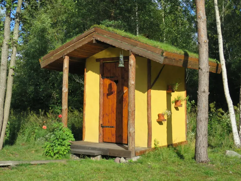 Mätaskatusega savikemps Hiiumaal.