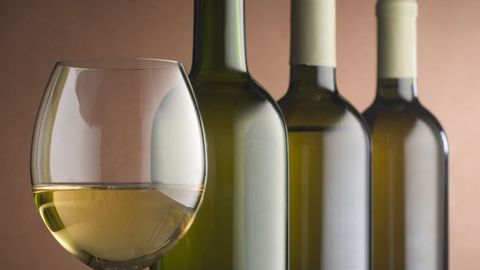 Белое вино опасно для женщин – ученые