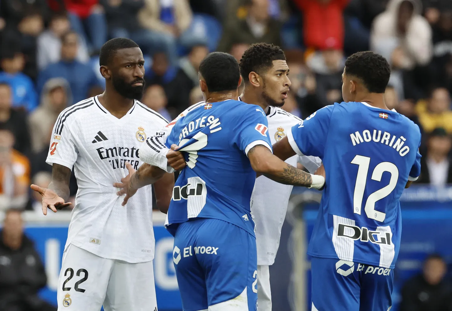 Antonio Rüdiger (vasakul, valges) ja Jude Bellingham (paremal, valges).