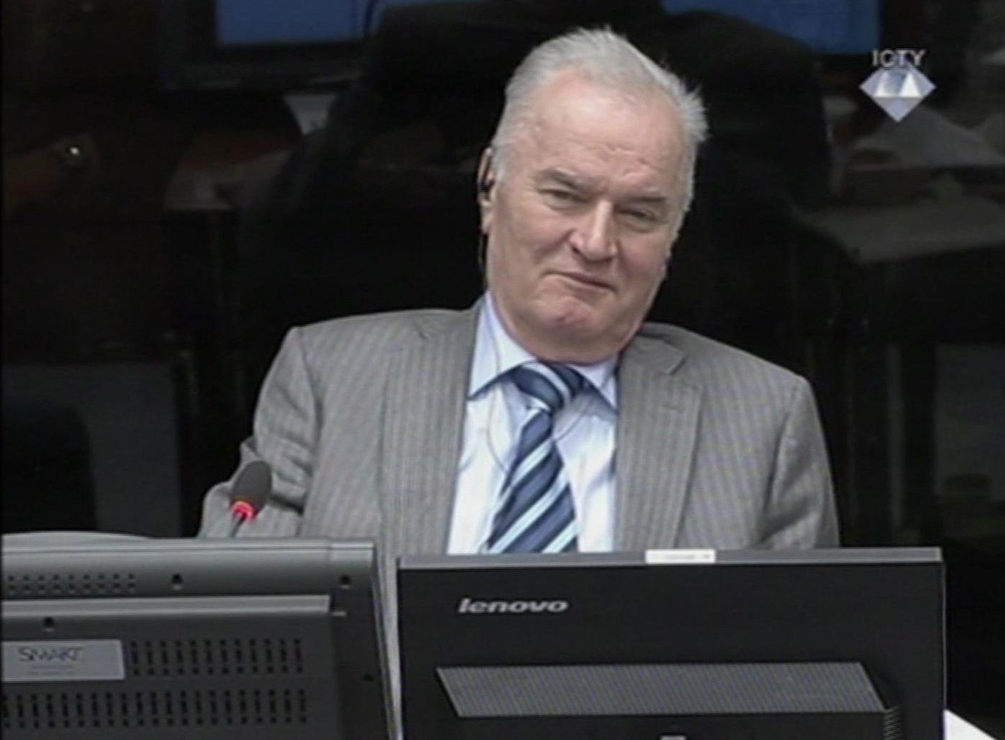 Ratko Mladic mullu 28. jaanuaril Haagi tribunali ees.
