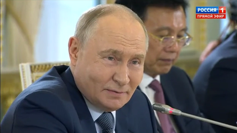 VIDEO ⟩ Aiz priekškara: Putinu sargā tikai klusēšana