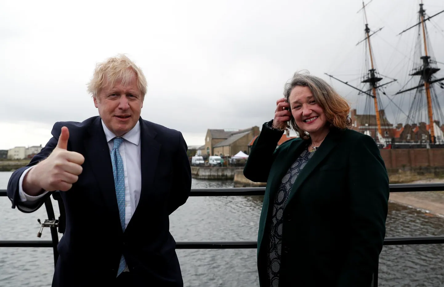Briti peaminister Boris Johnson (vasakul) tähistamas tooride valimisvõitu Hartlepoolis, kust Westministerisse valiti Jill Mortimer (paremal).
