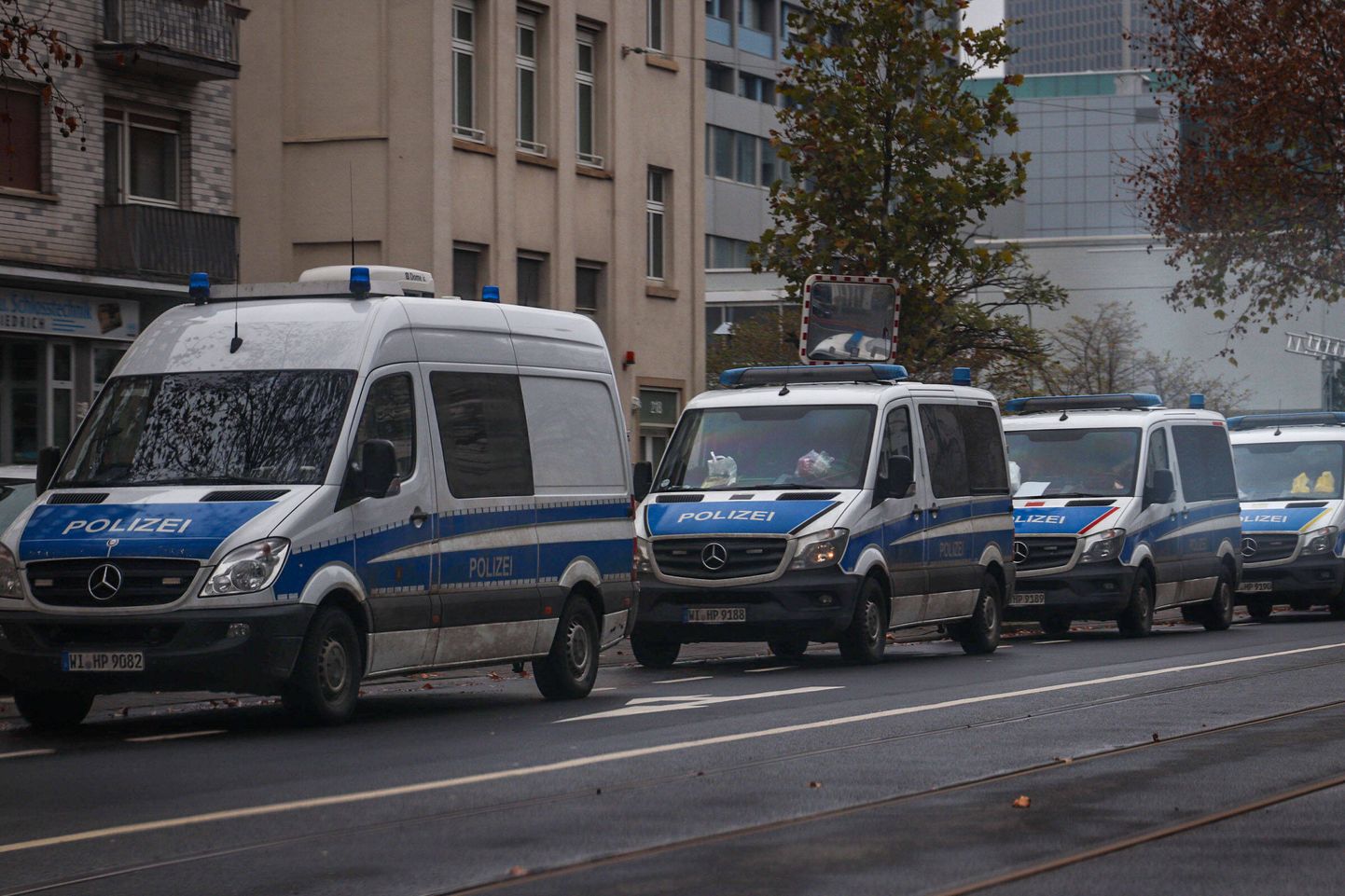 Saksa politseiautod sündmuspaika turvamas.