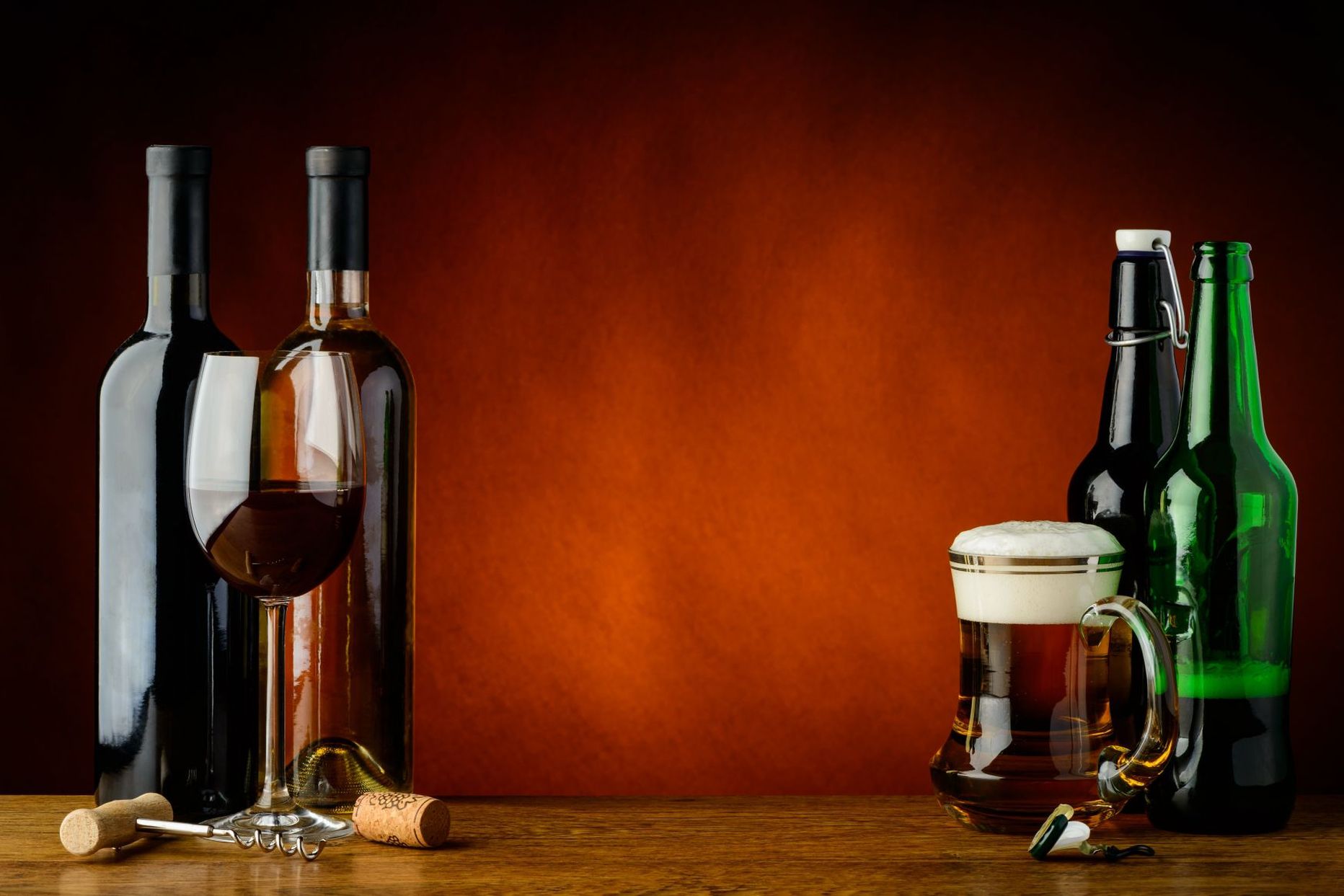 Uuring: pikad töötunnid võivad viia alkoholi liigtarvitamiseni