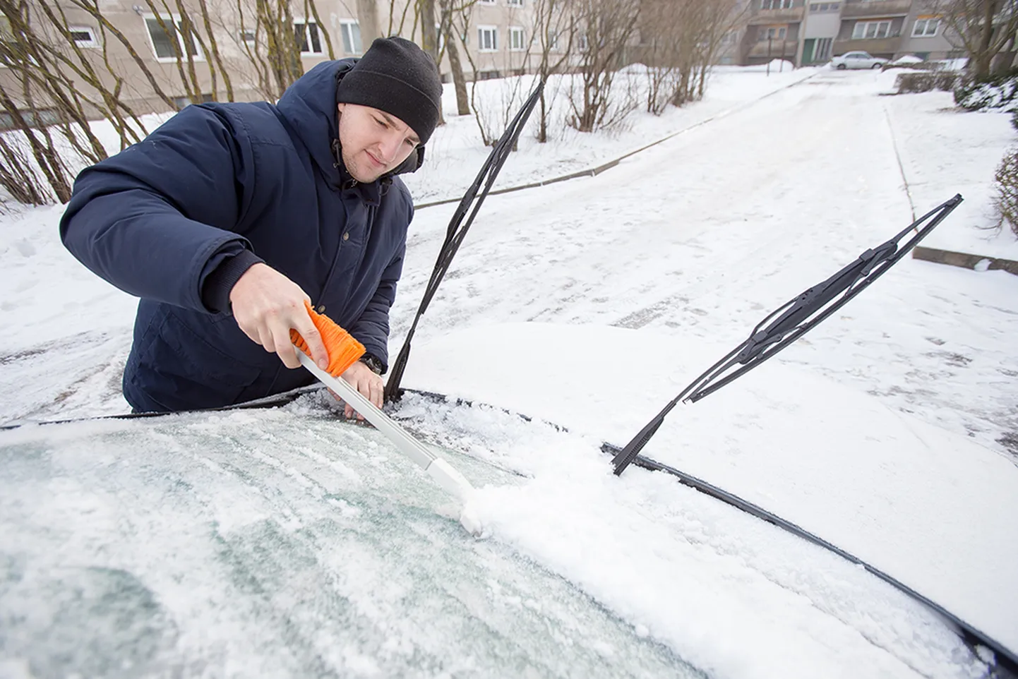 JÄÄTÕRJE: Kuressaarlane Toomas Aas teab, et enne sõitu tuleb auto korralikult lumest puhtaks teha. Foto: Sander Ilvest