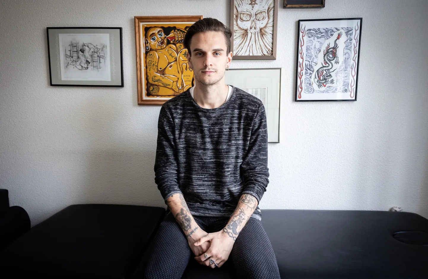 Tätoveerija ja Eesti tattoo-ajaloo uurija Oskar Poll enda stuudios.