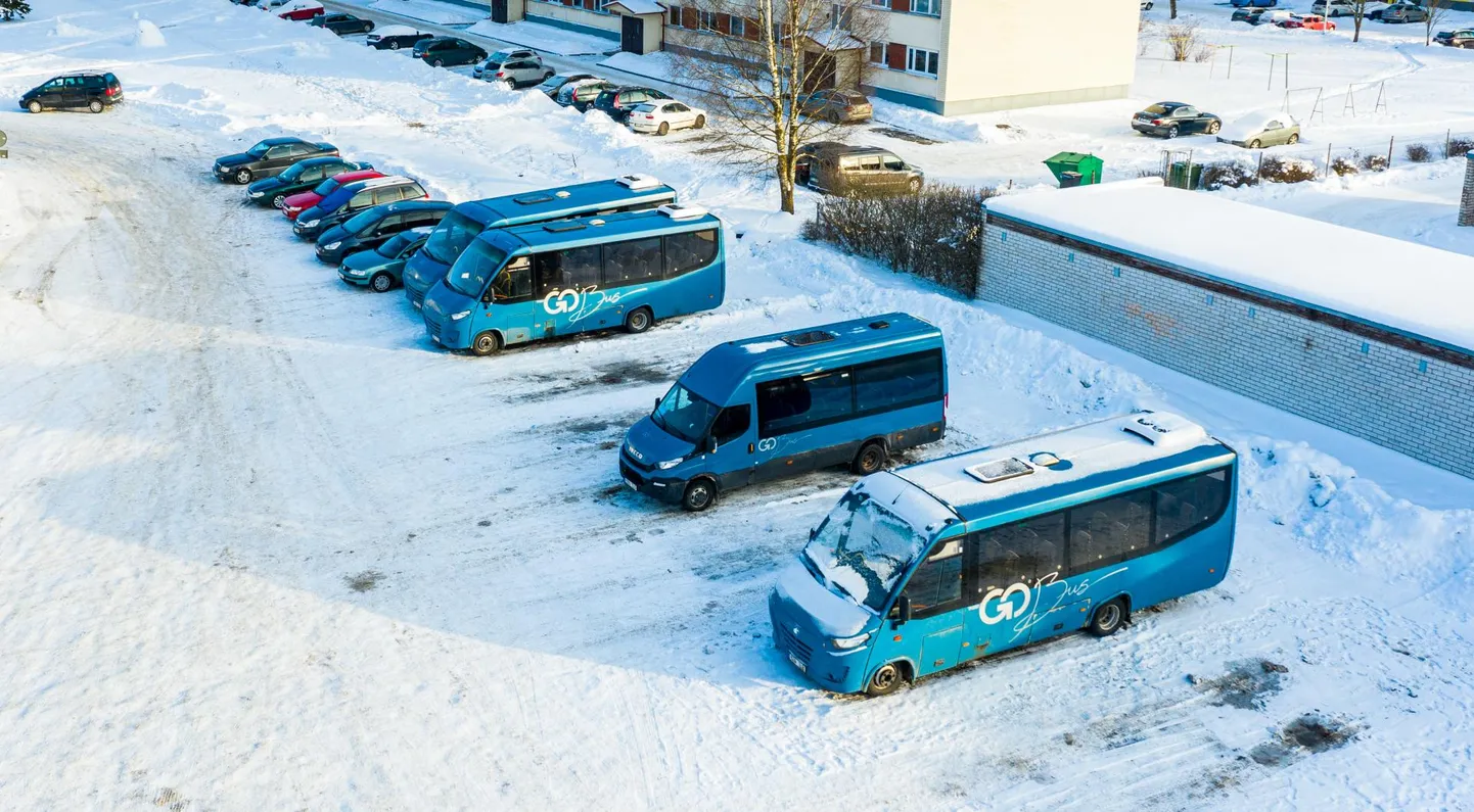 Sellised bussid vuravad Põlvamaa teedel praegu. Järgmine vedaja võib Põlva- ja Võrumaal teenust pakkuda ka kuni üheksa kohaga minibussidega.
 