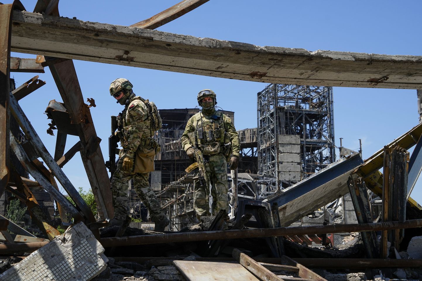 Vene sõdurid patrullimas Ukrainas vallutatud sadamalinna Mariupoli Azovstali terasetehase territooriumil. Foto on tehtud 19. juunil 2022