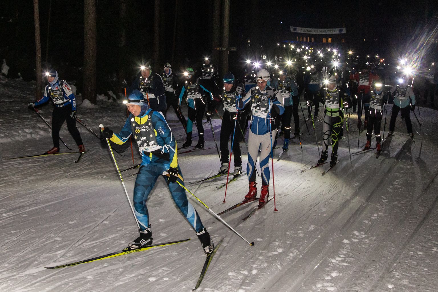 Ночной марафон лыжники пробегают лишь при свете наголовных фонариков. Несколько раз на ночную трассу выходила и президент Керсти Кальюлайд.