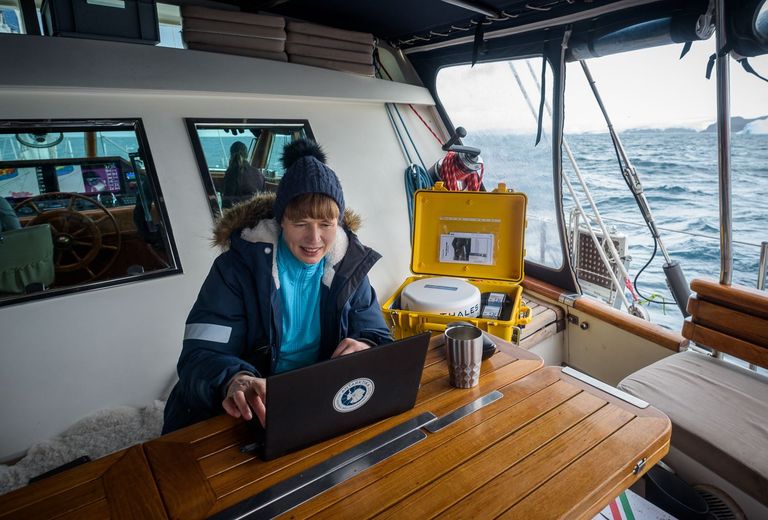 Riigipea allkirjastas teenetemärkide otsuse digitaalselt Antarktikas purjelaeva Admiral Bellingshausen pardal