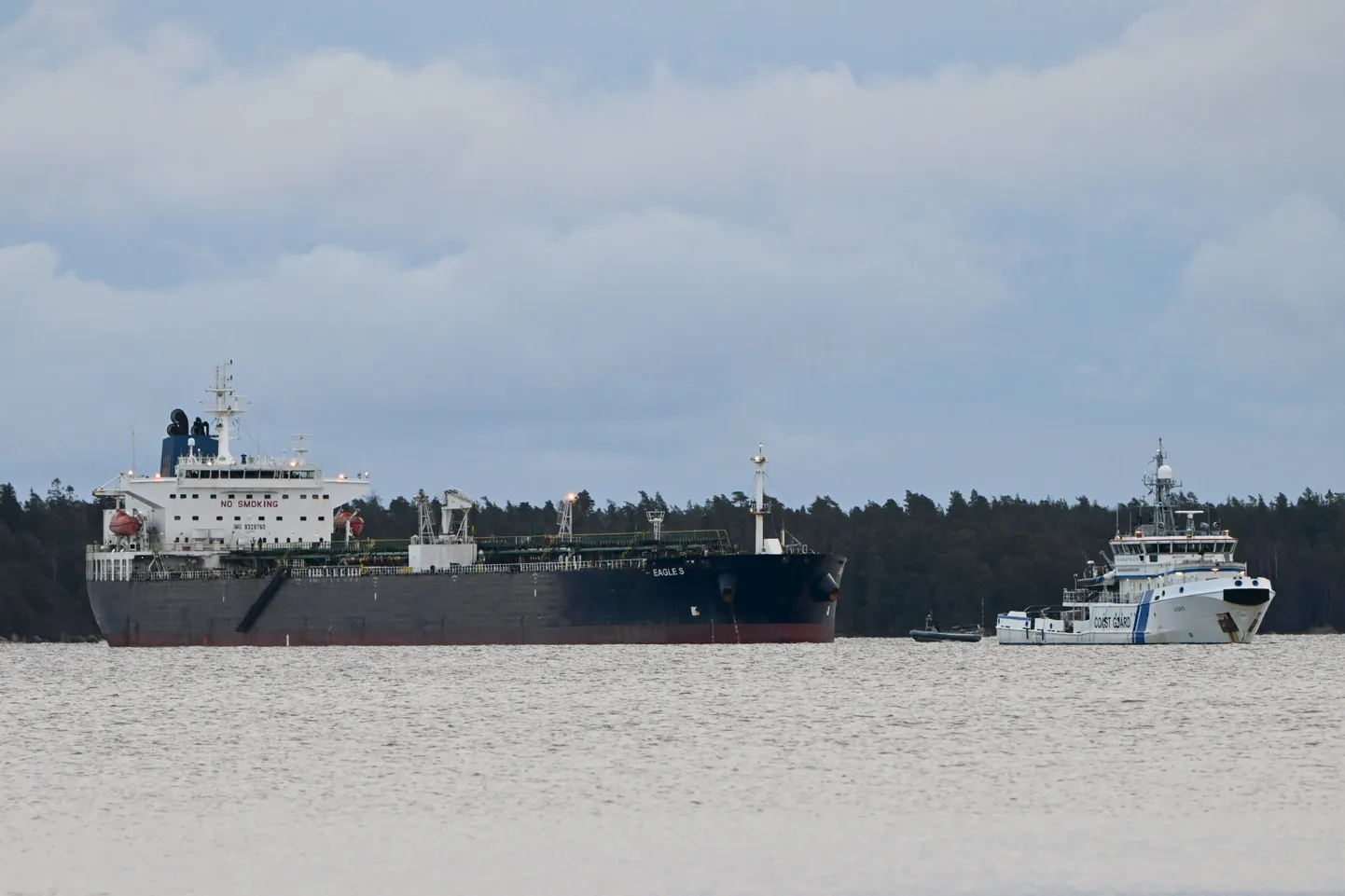 Финская береговая охрана следит за нефтяным танкером Eagle S, стоящим на якоре в Финском заливе