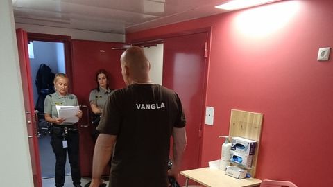 VANGLAEKSPRESS ⟩ Tartu kinnipeetavad sõitsid Viru vanglasse, et teha ruumi Rootsist saabuvatele kurjategijatele