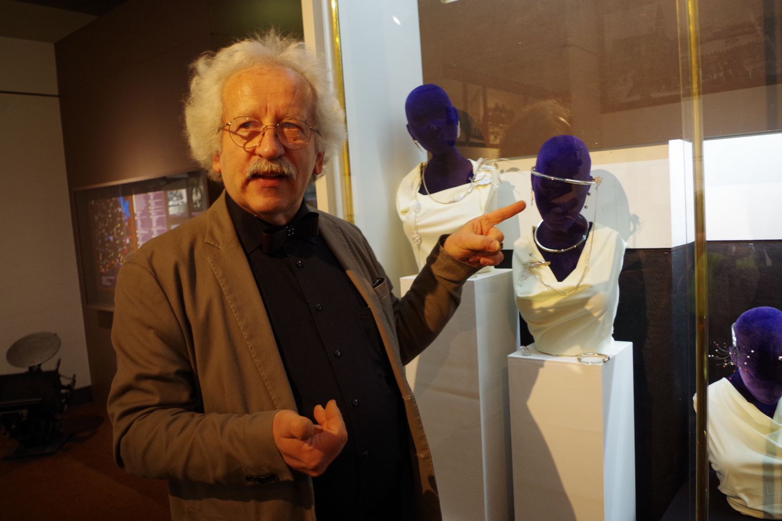 Vana-Võromaa kultuurikoja muuseumikorrusel avati ehtekunstnik Jaan Pärna tööde näitus „Peomeeleolu“.