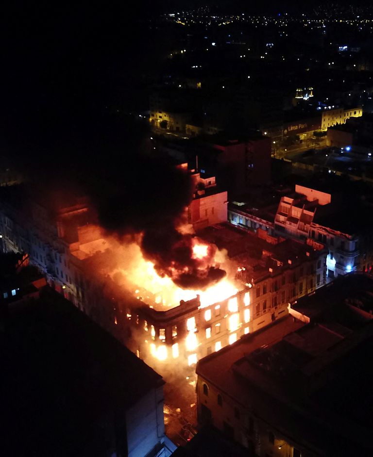 Lima kesklinnas süttis põlema hoone.