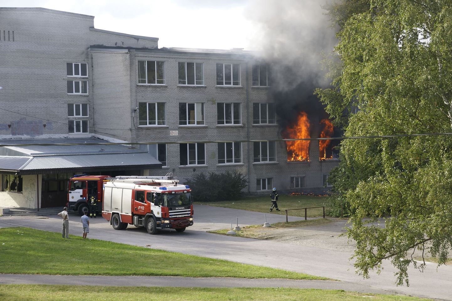 Пожар в заброшенной школе произошел не в первый раз.