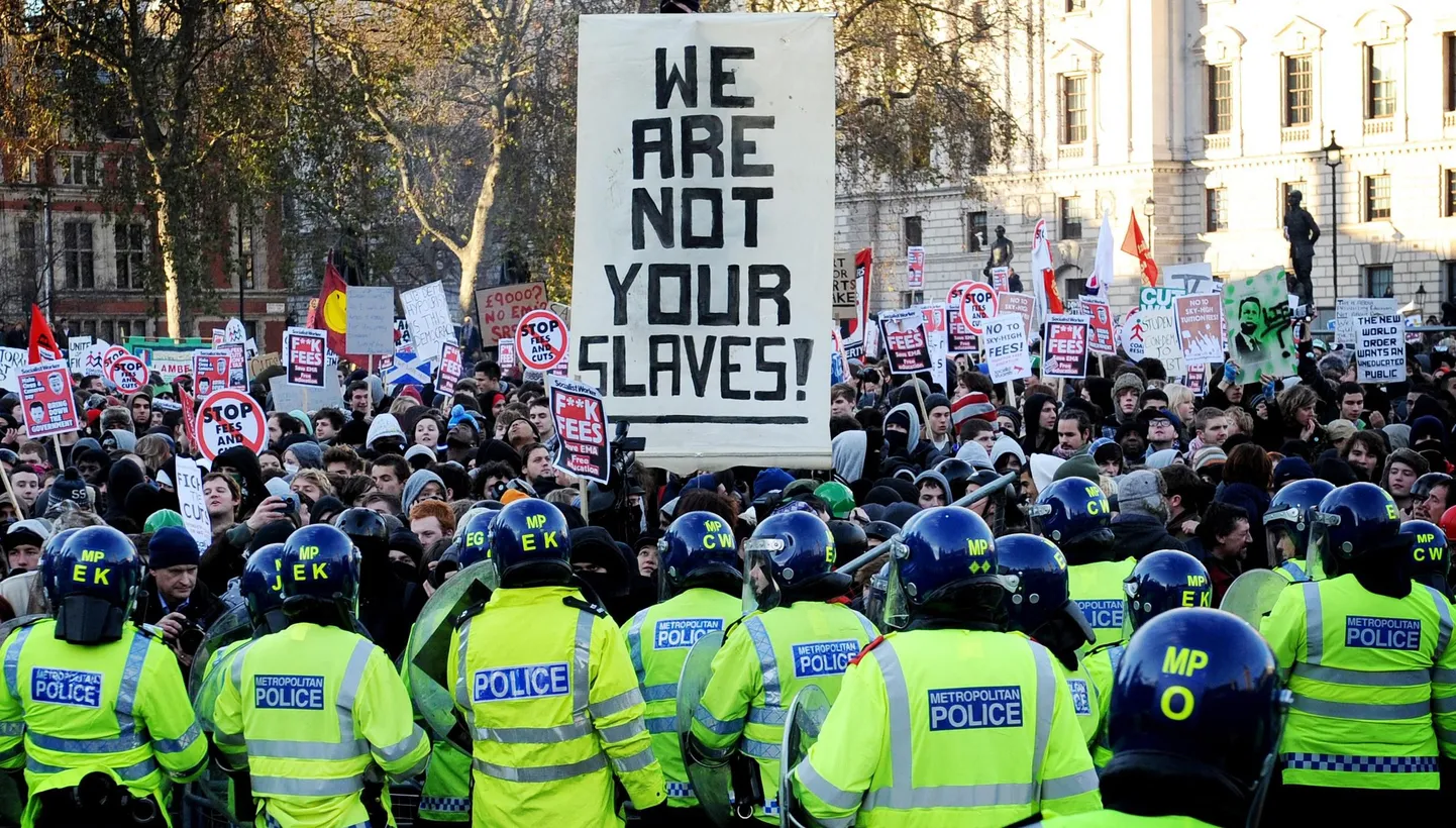Sajad meeleavaldajad protesteerisid täna, 9.detsembril Londonis Briti parlamendi ees ülikoolide õppemaksu tõstmise kava vastu.