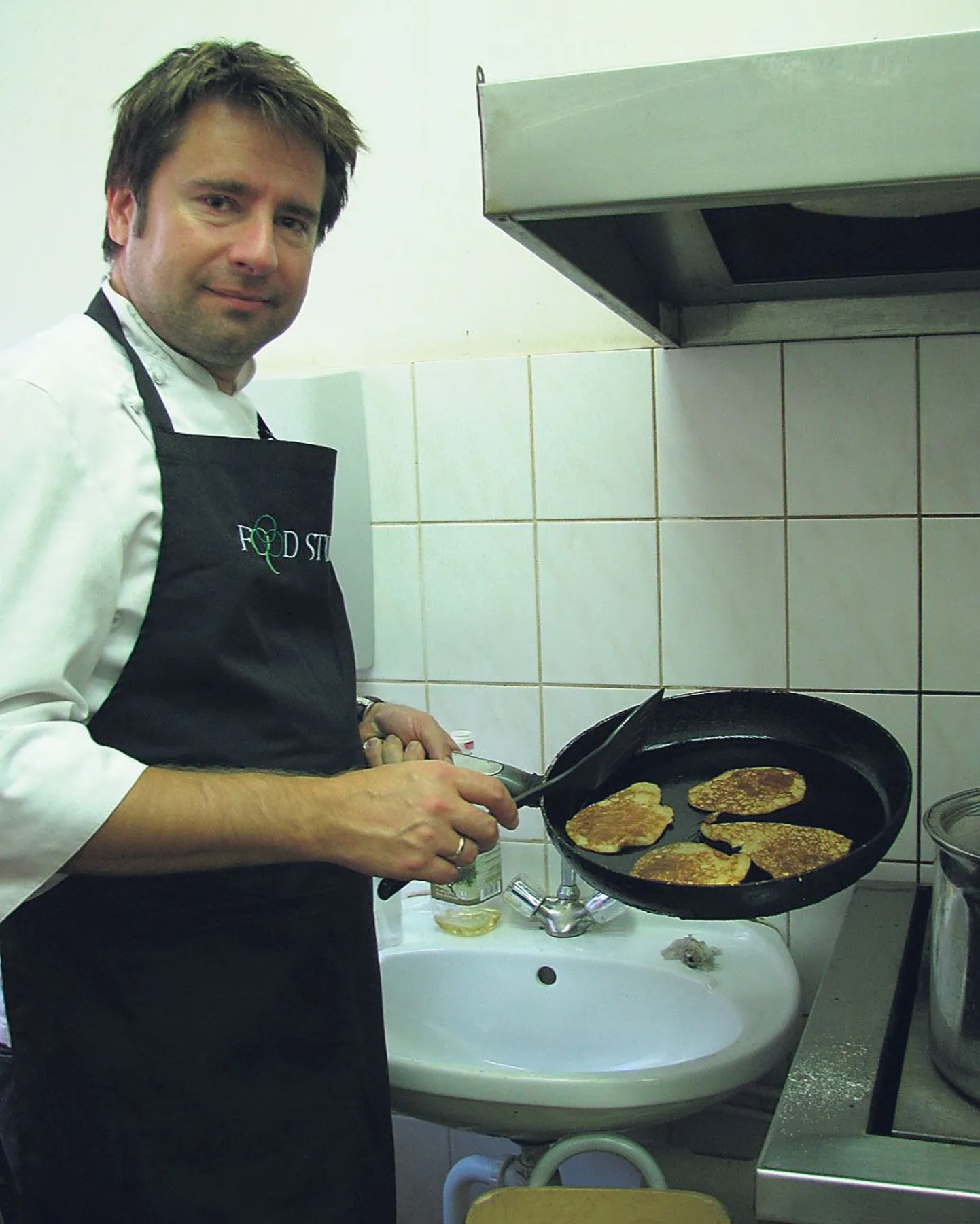 Kokandusstuudio Food Studio koolitaja Indrek Kivisalu õpetas kihnlastele Kihnu kooli köögis leivaroogade valmistamist.