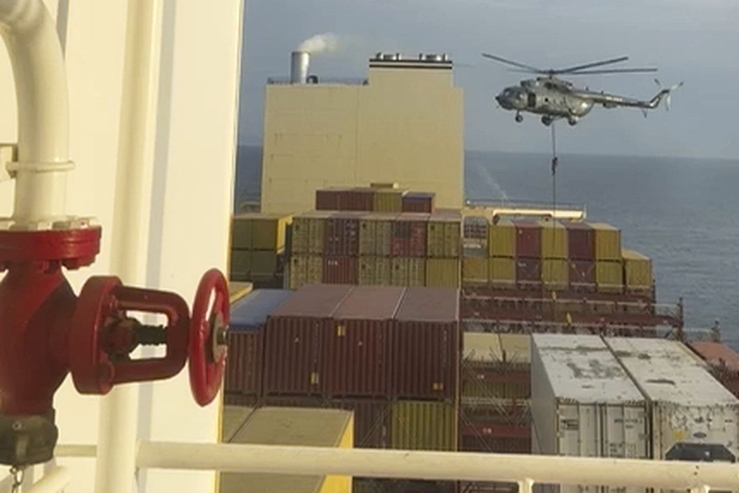 Iraani laevastiku eriüksus tegi helikopterioperatsiooni, hõivates Portugali lipu all sõitva  konteinerlaeva MCS Aries.