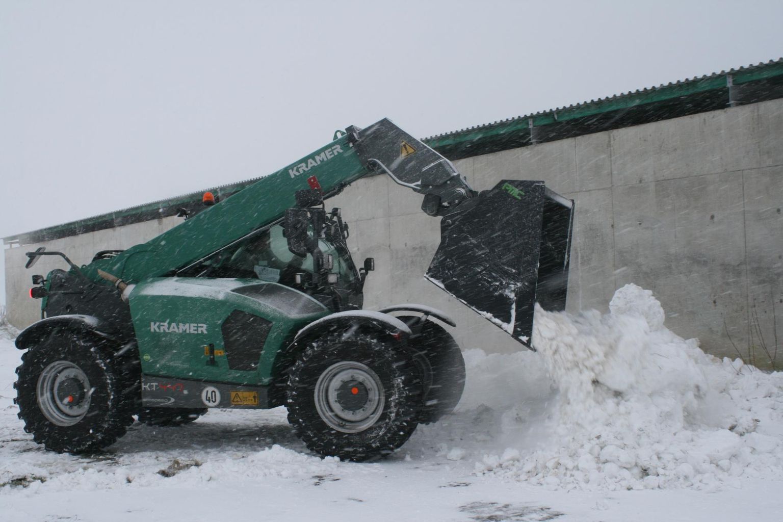 Krameri laaduriperekonna suurim esindaja KT 447 sai Tori lähistel Piistaoja katsetalus demopäeval proovida üha paksenevas lumes rassimist.