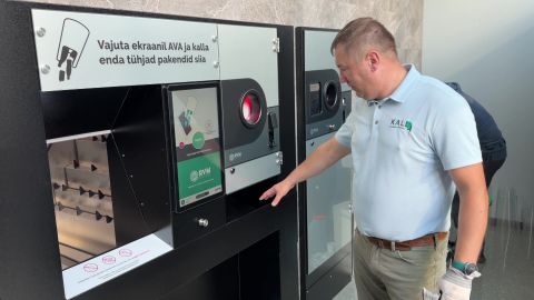 VIDEO ⟩ Saaremaa sai esimese KALLA taaraautomaadi, kuhu võib terve kotitäie korraga sisse valada