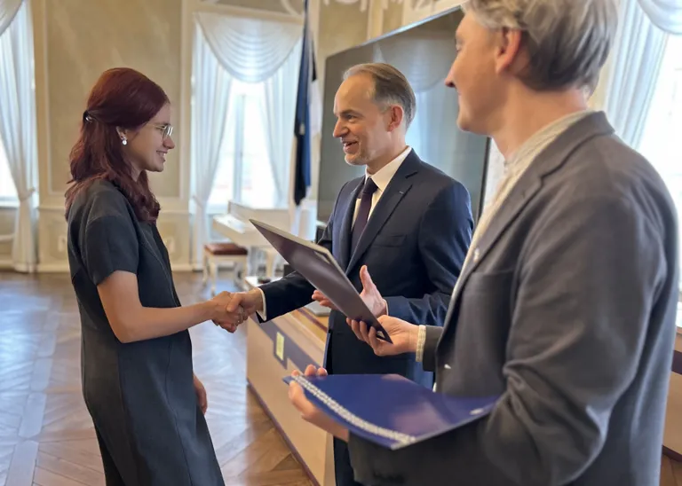 Visiidil Tartusse ulatas Prantsusmaa suursaadik Emmanuel Mignot prantsuse keele oskustaseme diplomi tosinale eesti õpilasele.
