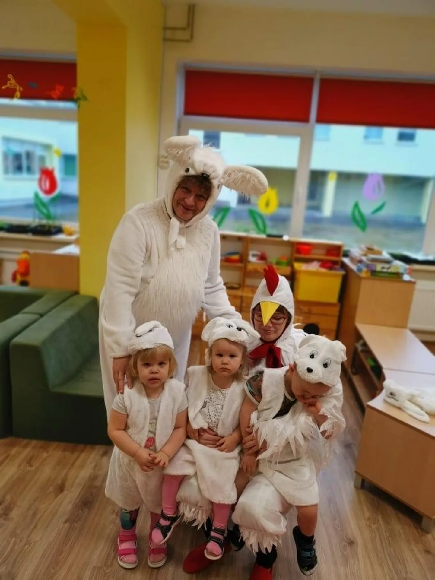 Lasteaiaõpetajad tegelesid lastega kogu koroonaaja ja püüdsid vaatamata viirusele tuju üleval hoida.