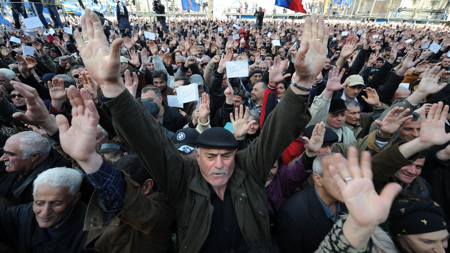 Митинг оппозиции в Тбилиси 10 апреля.