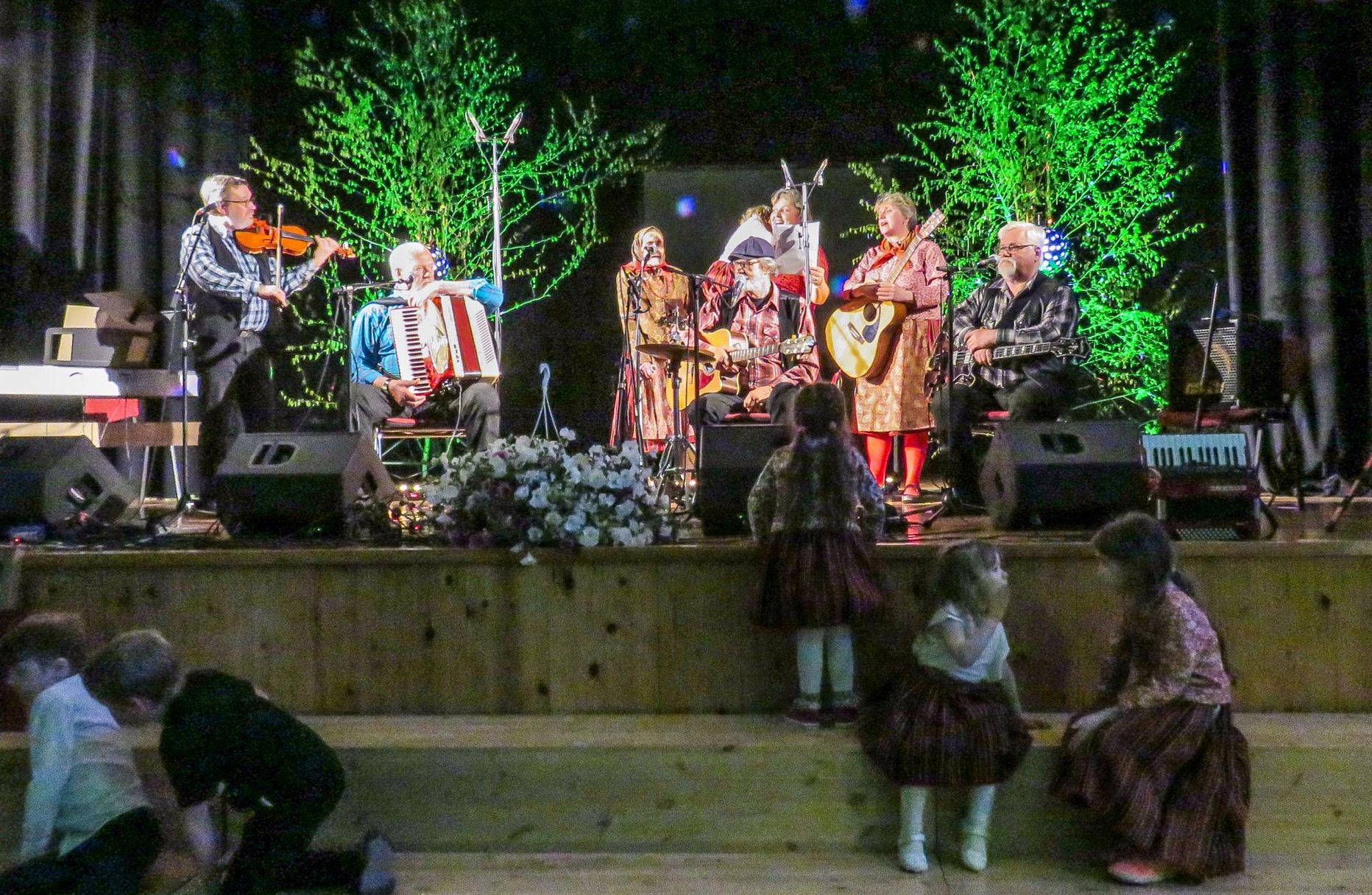 Kukerpillidega koos esitas Kihnu Virve pereansambel rahvalikuks kujunenud laulu “Mere pidu”.