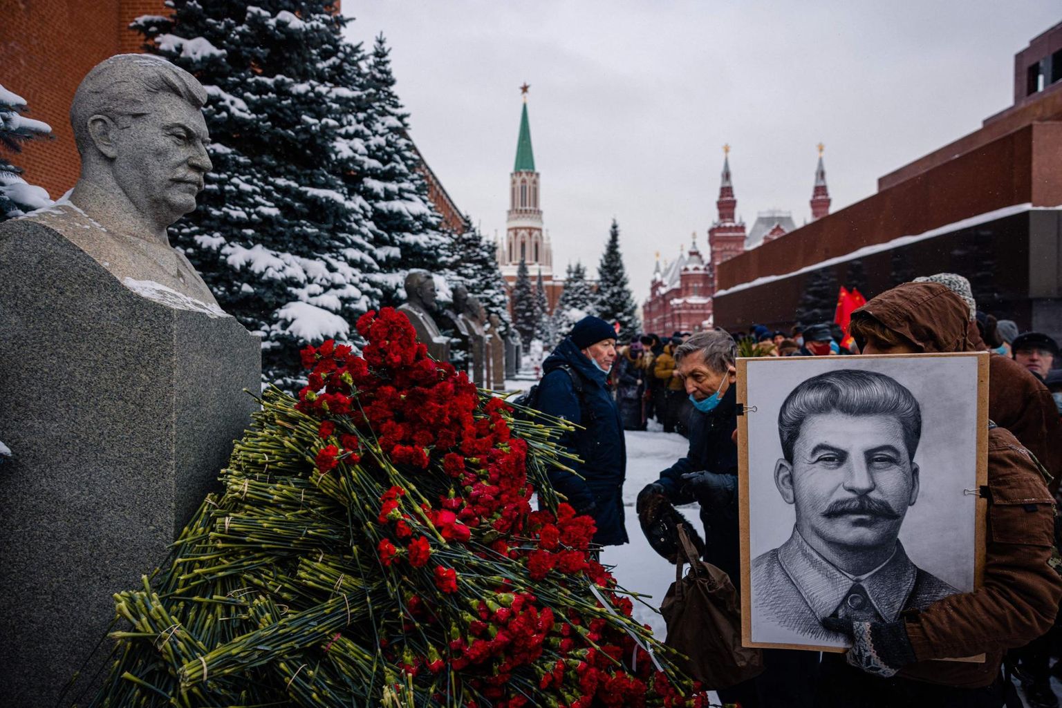 Venemaa kommunistliku partei toetajad mullu 21. detsembril Jossif Stalini 142. sünniaastapäeval lilledega tema haual Moskvas Punasel väljakul. 