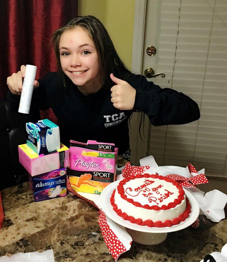 Brooke Lee oma kingituste ja koogiga.