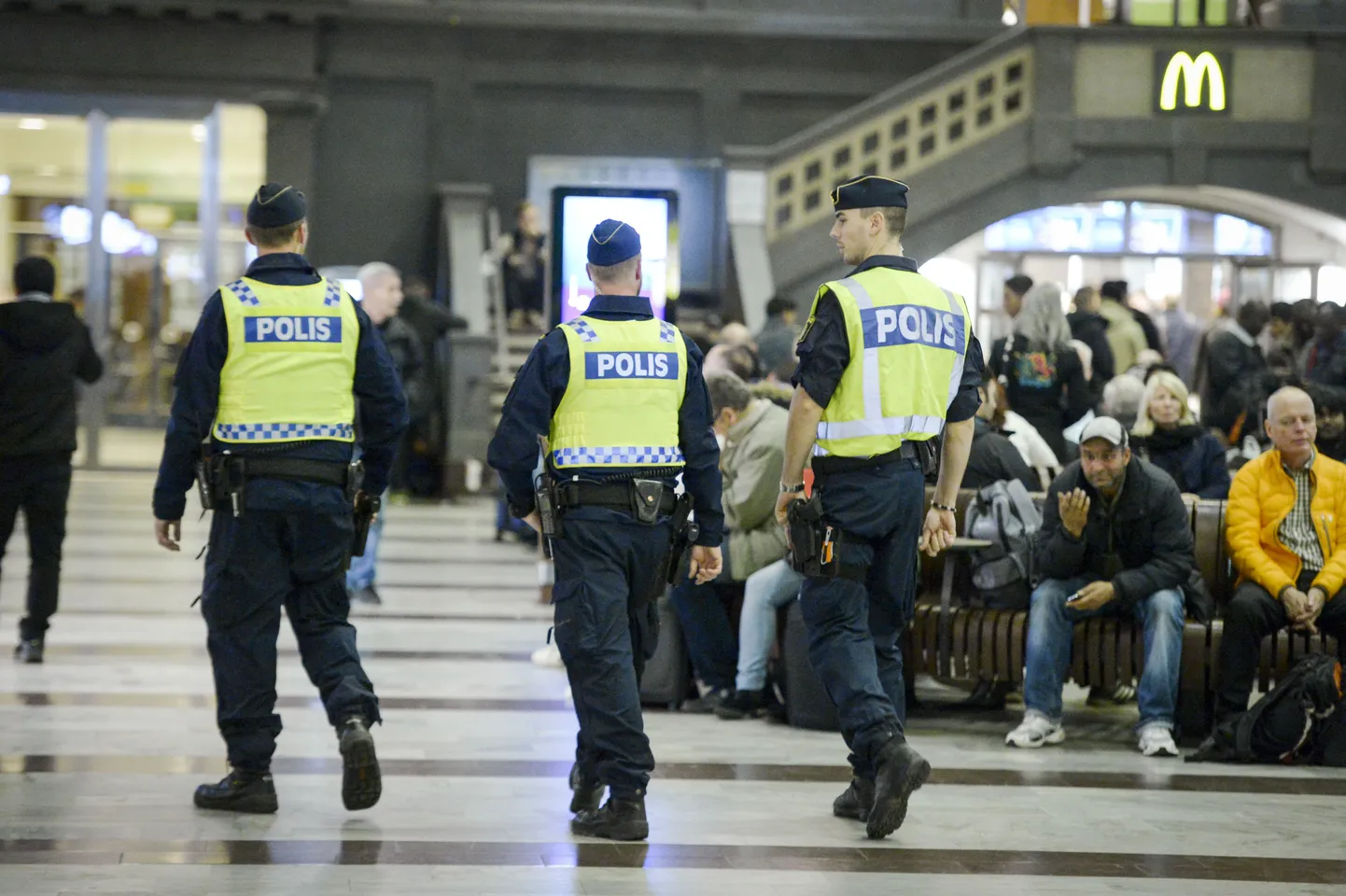 Rootsi politseinikud Stockholmi keskraudteejaama juures patrullimas.