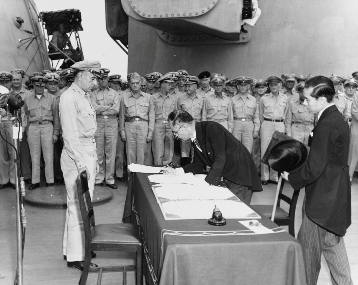 Jaapani välisminister Mamoru Shigemitsu allkirjastas 2. septembril 1945 USA sõjalaeva USS Missouri pardal kapitulatsiooniakti