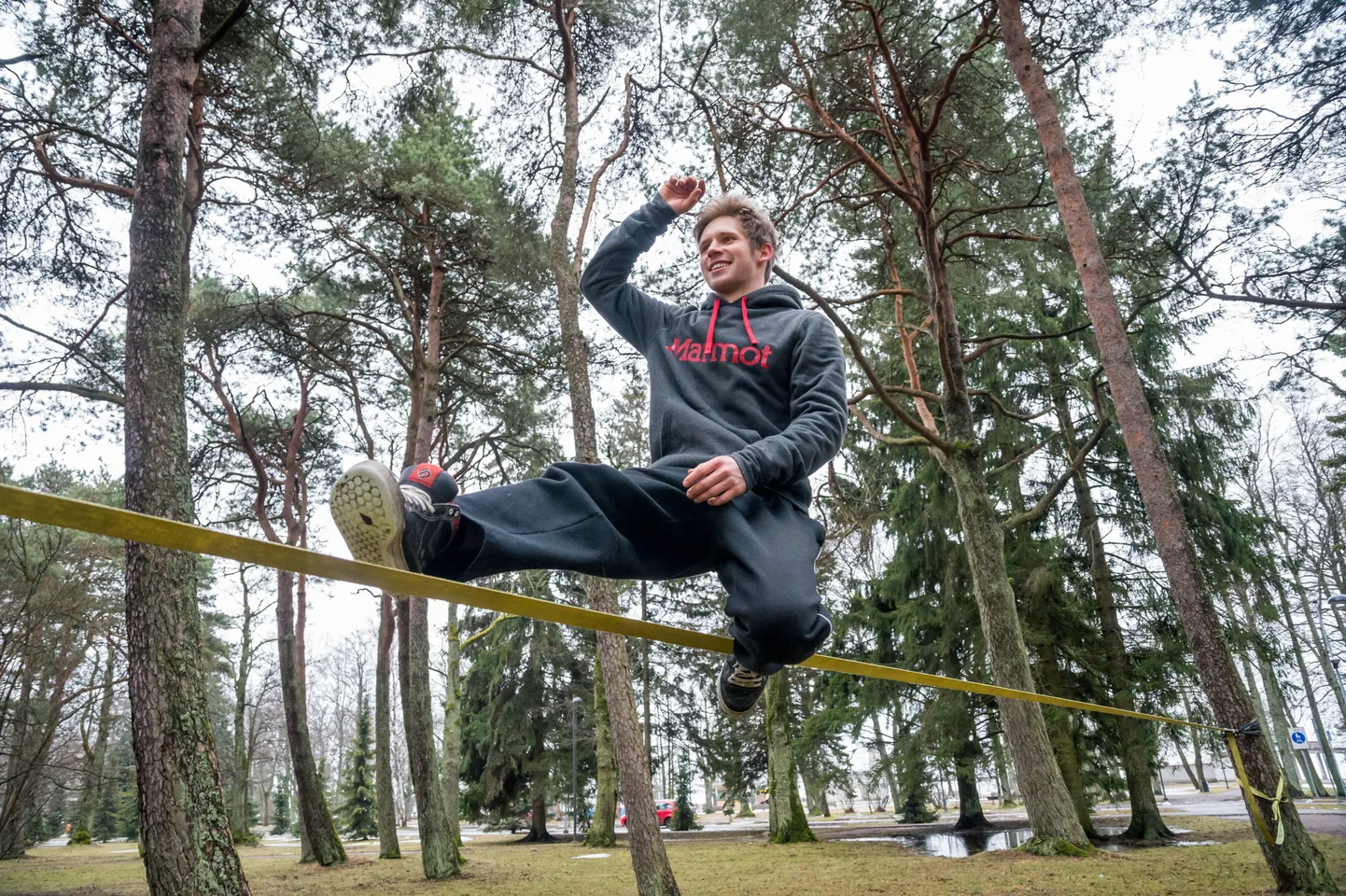 Jaan Roose Pärnu rannapargis trikitamas.
