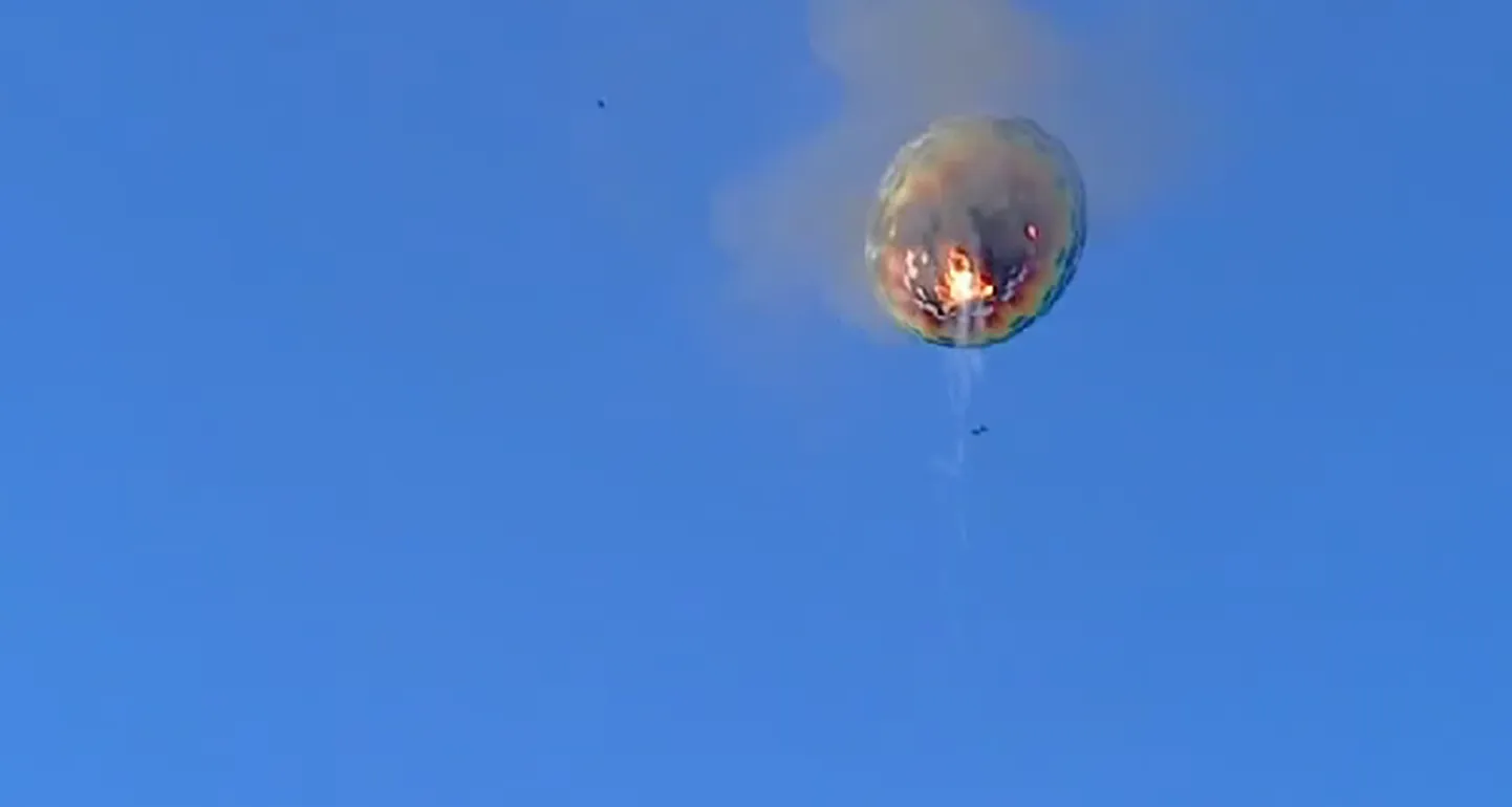Degošais gaisa balons Brazīlijā.