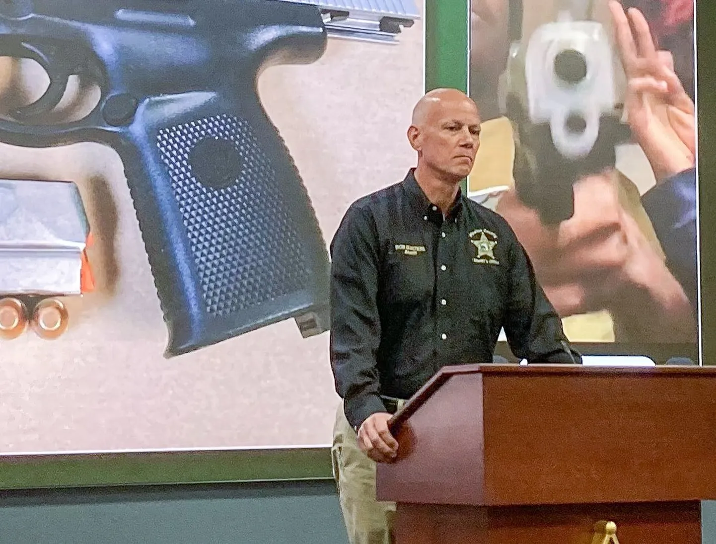 Florida osariigi piirkondliku politsei pressikonverents, kus selgitati peretüli ja tulistamise tagamaid. 26. detsember 2026.