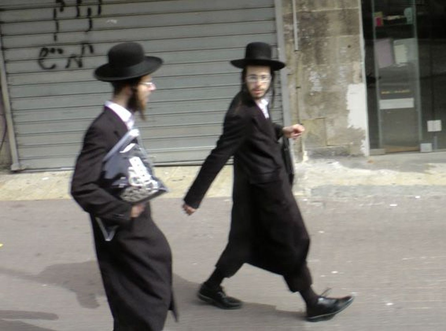Ortodokssed juudid Mea Shearimi linnaosas.