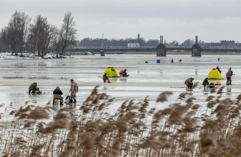 Osa kalamehehi arvab, et kui jää kajakat kannab, võivad nemadki sellel koha sisse võtta.
