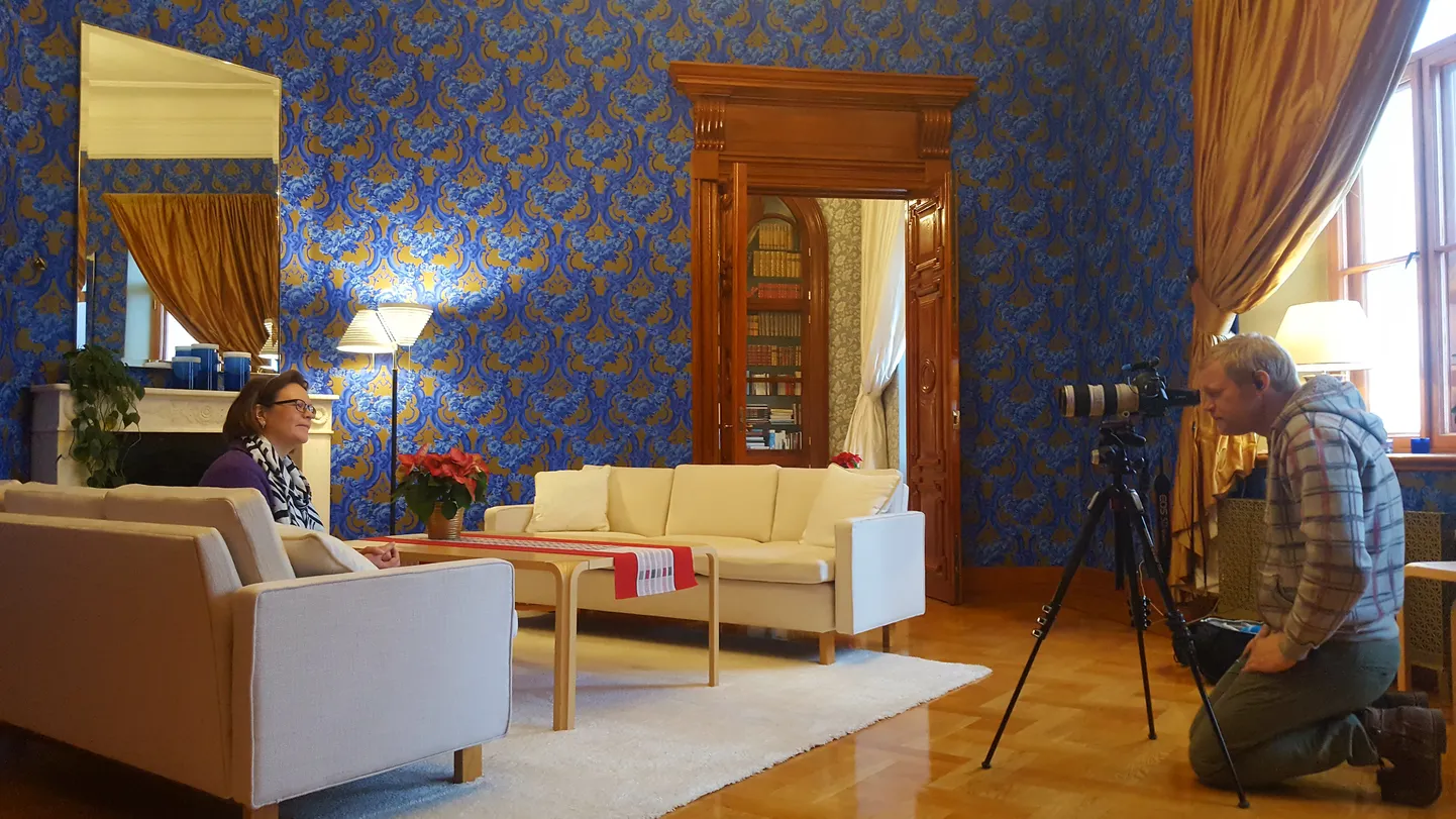 Soome suursaadik Kirsti Narinen saatkonnahoone Sinises saalis videotervitust salvestamas. Kaamera taga fotograaf Jaanus Lensment.