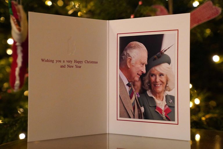 Рождественская открытка короля Карла III и королевы-консорта Камиллы Паркер-Боулз.