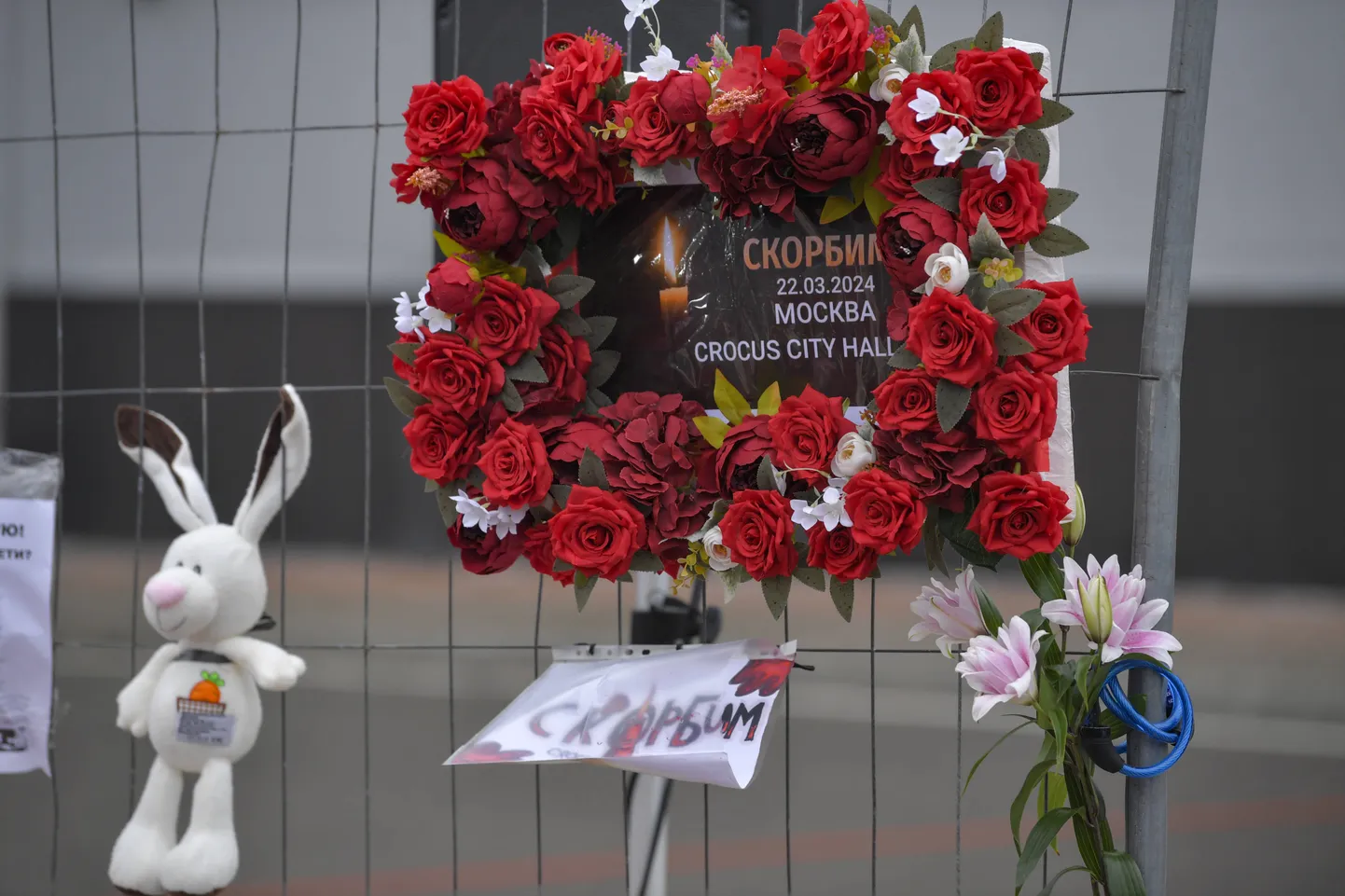 Стихийный мемориал погибшим в результате теракта в концертном комплексе "Крокус Сити Холл" в Подмосковье в пятницу, 22 марта
