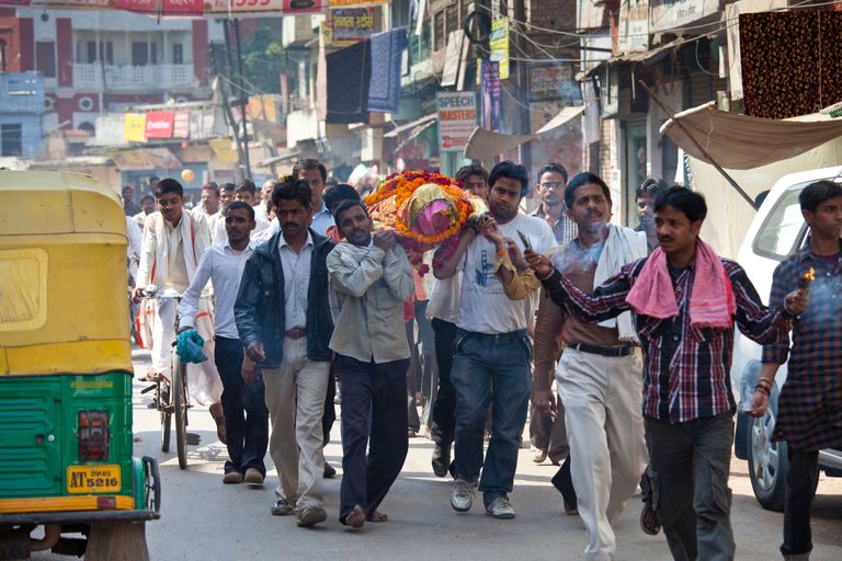 Varanasi mehed kannavad kaunistatud surnukeha läbi linna tseremooniale