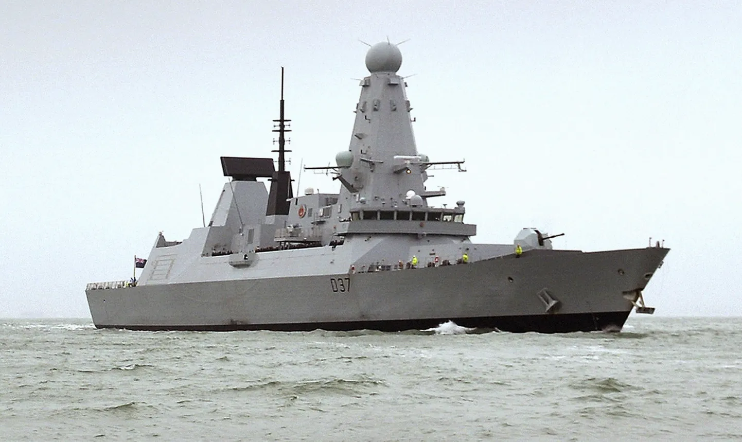 Briti sõjalaev HMS Duncan saabus Pärsia lahele tankereid julgestama.