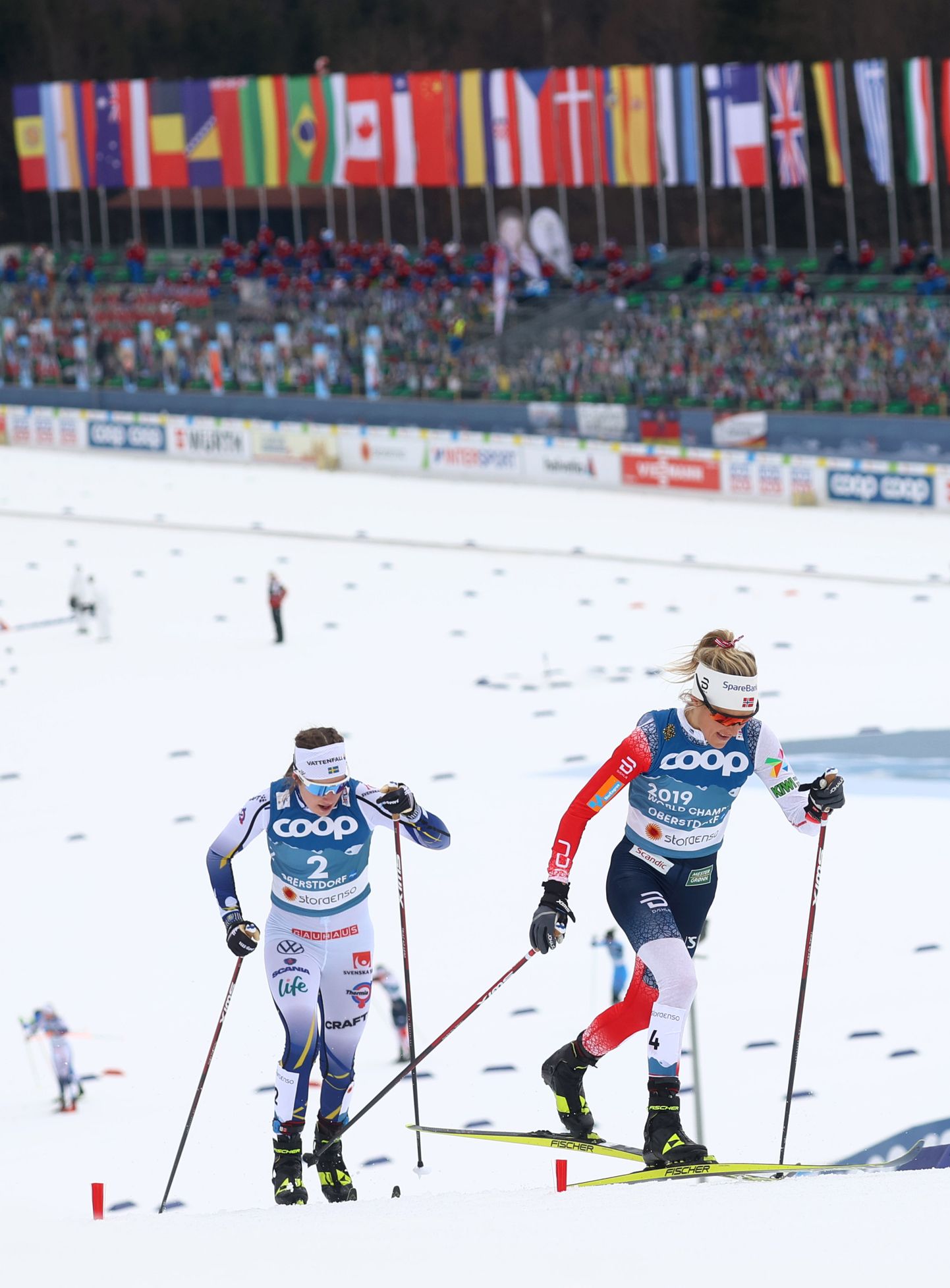 Norra sportlane ees, konkurent selja taga. Murdmaasuusatamises täiesti igapäevane nähtus.