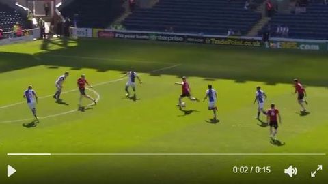 Видео: английский футболист одним ударом трижды попал в перекладину во время матча