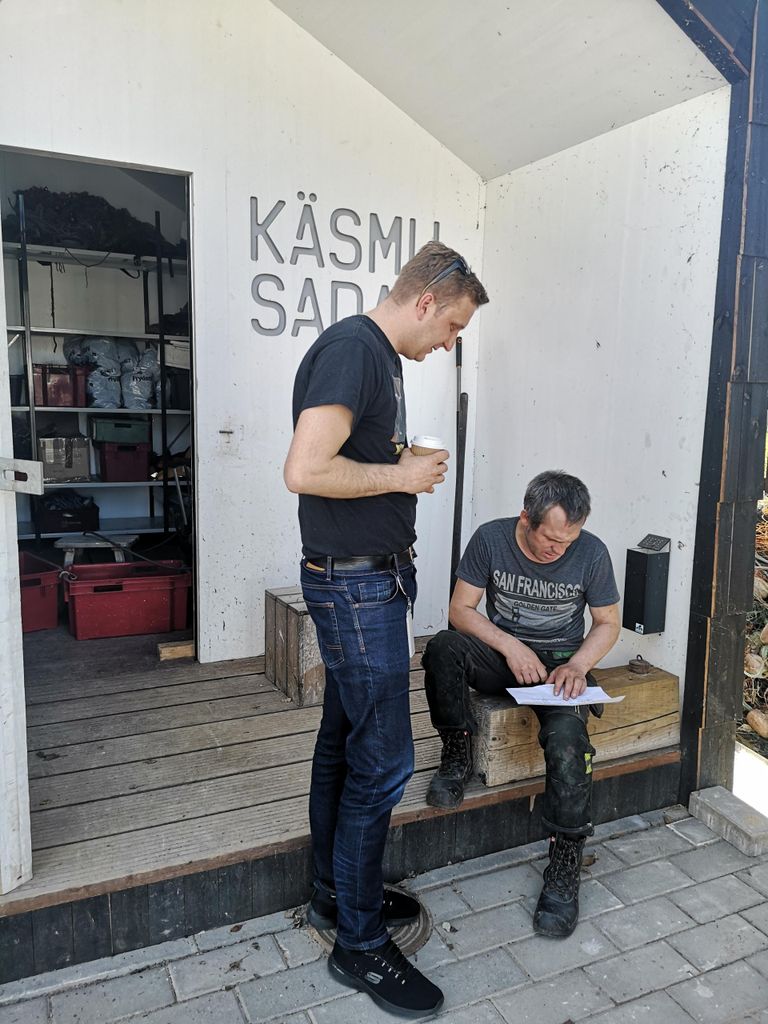 Käsmu külavanem Eduard Vainu arutab Käsmu sadama kalameeste maja ees koos kohaliku kaluri Egon Tammega uue merepäästehoone projekti.