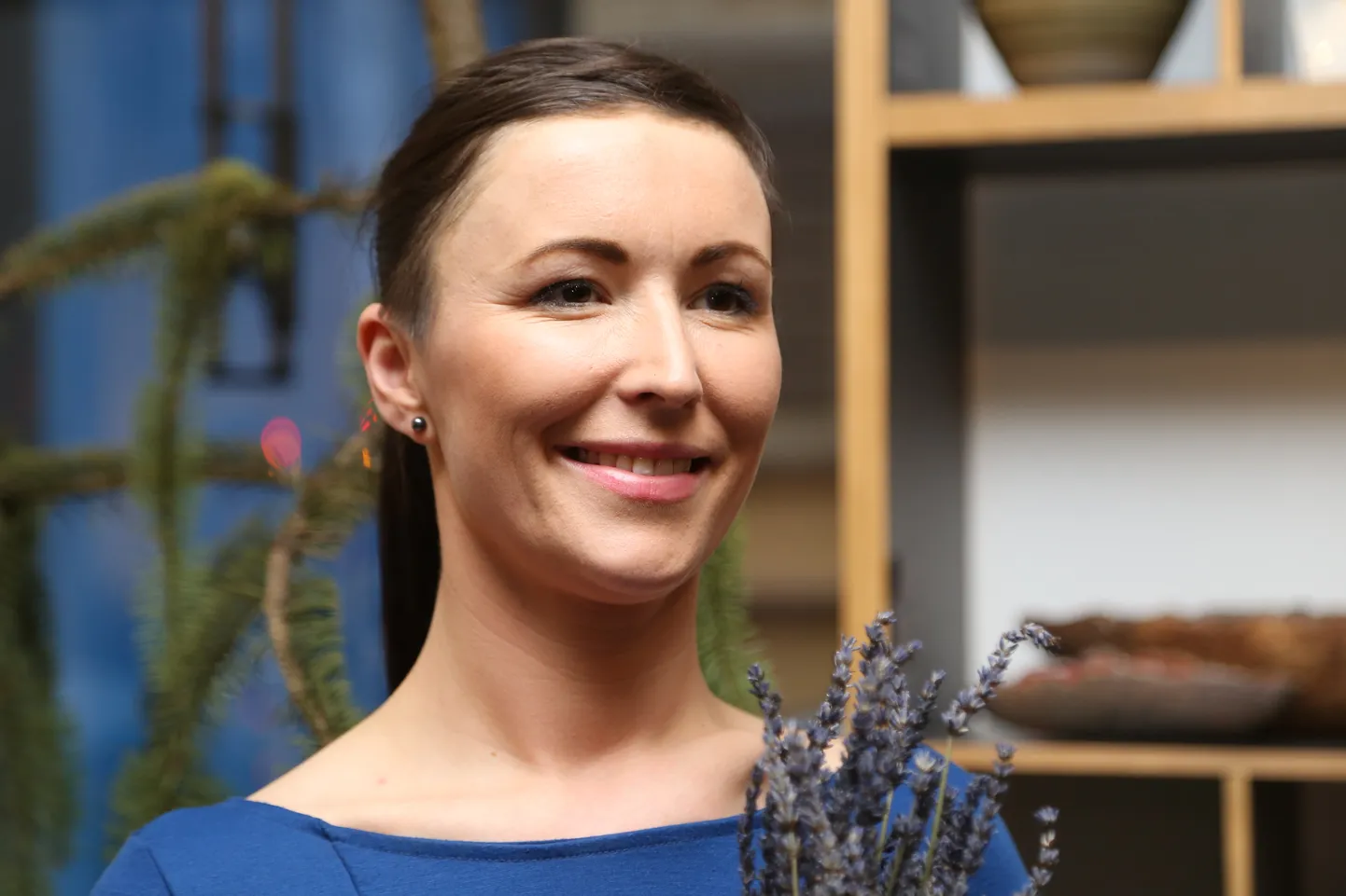 Komponiste Laura Jēkabsone Babītes novada jauniešu kora "Maska" diska "Ziema", kurā apkopota viņas skaņdarbu izlase, prezentācijas pasākuma laikā.