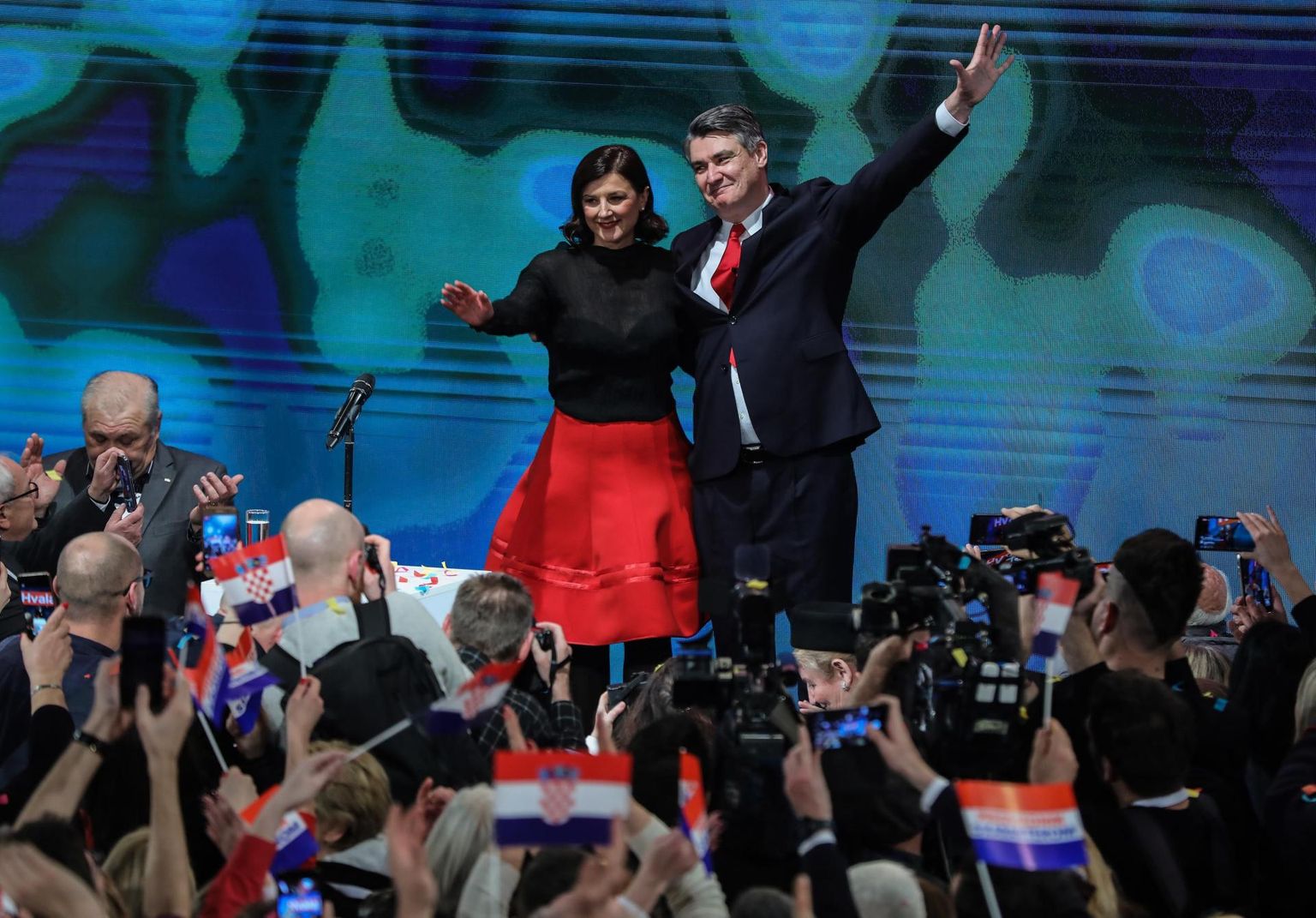 Horvaatia endine peaminister Zoran Milanović koos abikaasa ja toetajatega üleeile hilisõhtul Zagrebis tähistamas võitu presidendivalimistel.