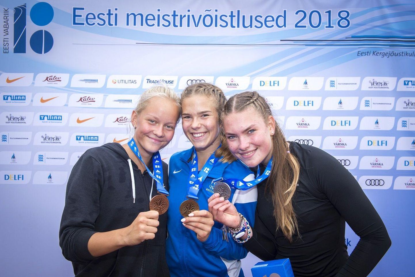 U-18 võistlusklassi neidude esikolmik: vasakul kolmanda koha saanud Heidy Bergštein, keskel võitja Marilis Remmel ja paremal hõbemedali omanik Pippi-Lotta Enok.